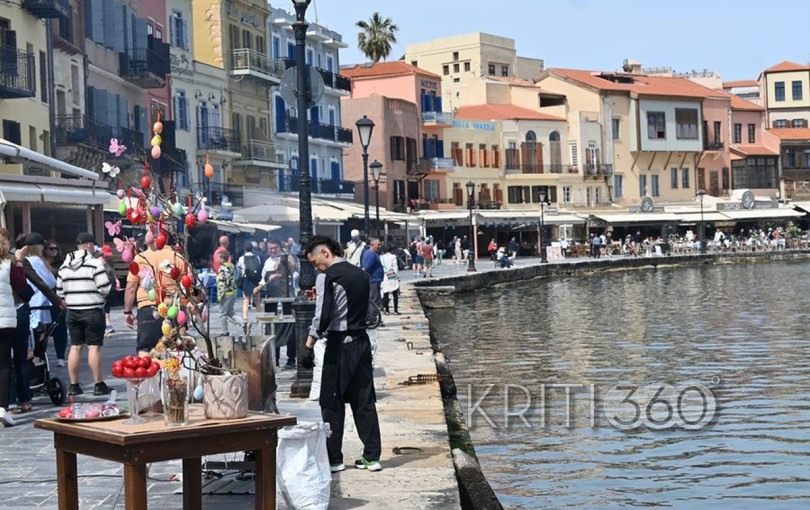 Πάσχα στα Χανιά: Οι τουρίστες χαζεύουν τις σούβλες στο Ενετικό Λιμάνι