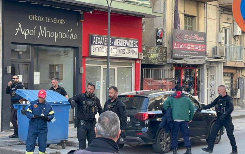 Θεσσαλονίκη: Απομακρύνθηκε μετά από αστυνομική επιχείρηση ο 20χρονος από το μπαλκόνι στην Κασσάνδρου (βίντεο)