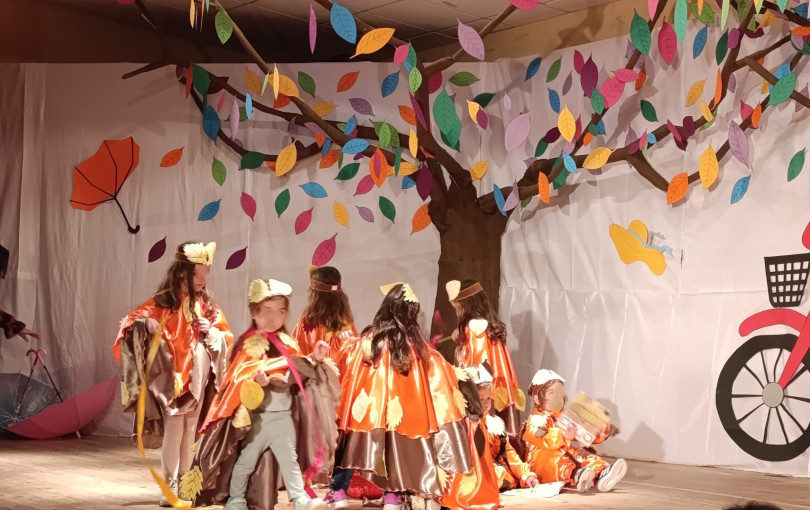 Ωραιόκαστρο: Παιδιά των παιδικών σταθμών παρουσίασαν με θεατρικά δρώμενα με τη συμμετοχή του Γρ. Βαλτινού