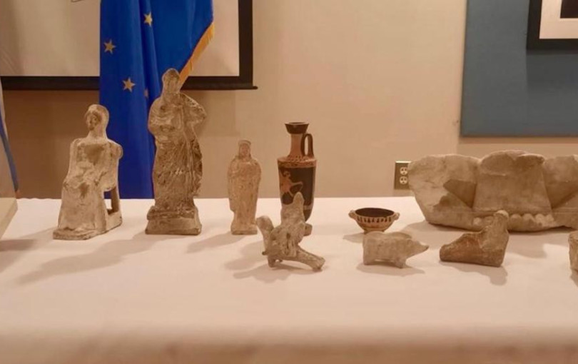Λ. Μενδώνη: Επαναπατρίζονται 26 αρχαία αντικείμενα ελληνικής προέλευσης