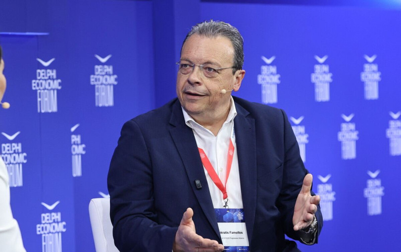 Παρακολουθεί και ετοιμάζεται να μιλήσει