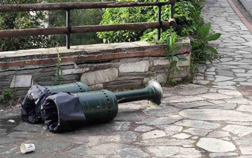 «Πολίτες» ξήλωσαν καλαθάκια σκουπιδιών στο Κιλκίς και τα πέταξαν στο έδαφος