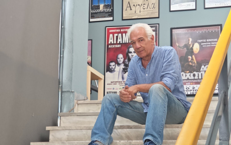 Ο Λευτέρης Πλασκοβίτης στη «ΜτΚ»: «Το θέατρο είναι το καλύτερο αντιβιοτικό για την ψυχική μας υγεία»