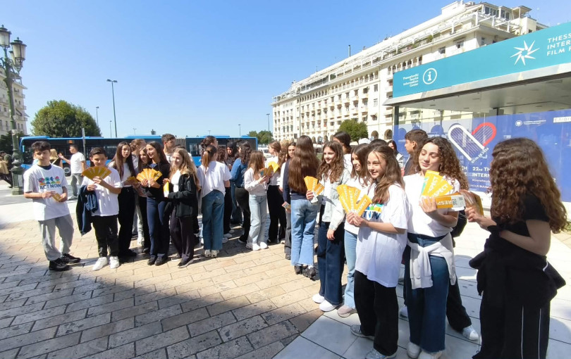 Θεσσαλονίκη: Δράση κατά της παράνομης στάθμευσης από μαθητές και τον δήμαρχο Στέλιο Αγγελούδη στο κέντρο (βίντεο)