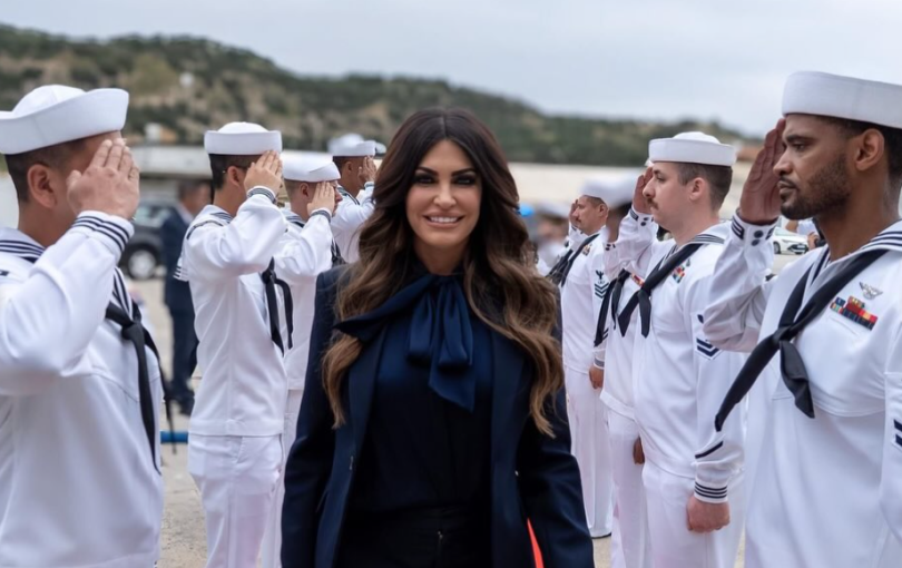 Στη Σούδα η Αμερικανίδα Πρέσβης Κίμπερλι Γκίλφοϊλ – «Σύμβολο δύναμης και συνεργασίας»