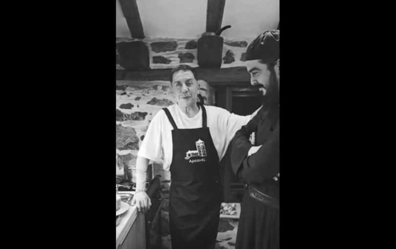 Στο Άγιο Όρος ο Γιώργος Μαζωνάκης ως... μάγειρας (βίντεο)