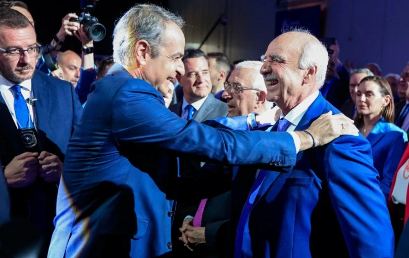 Ψιθυριστά με τον πρωθυπουργό
