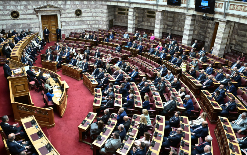 Βουλή: Υπερψηφίστηκε το νομοσχέδιο για τη διασυνοριακή ανταλλαγή δικαιολογητικών