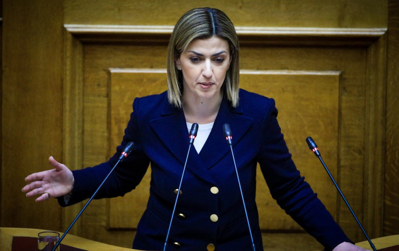 Αδιαθεσία για την Αγαπηδάκη στη Βουλή - Μεταφέρθηκε στο ιατρείο με χαμηλό οξυγόνο