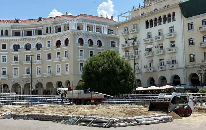 Θεσσαλονίκη: Η πλατεία Αριστοτέλους «ντύνεται» στα λευκά της άμμου και φιλοξενεί το μεγάλο ραντεβού του beach volley