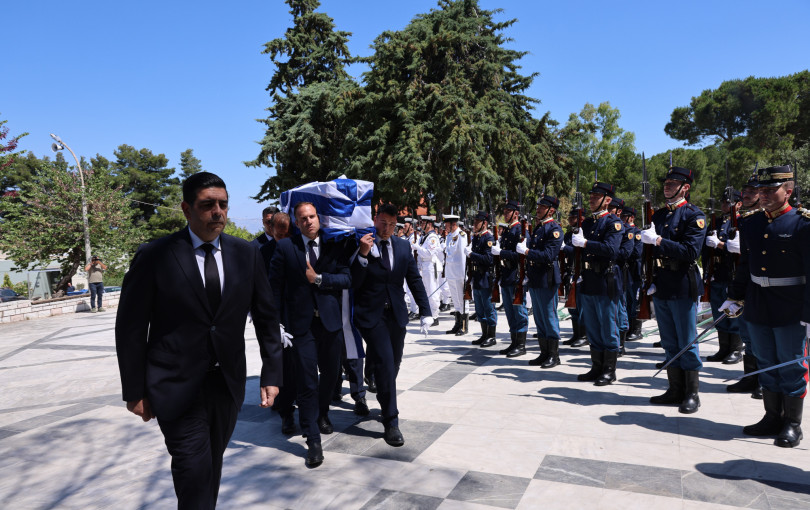 To «τελευταίο αντίο» στον πρώην υπουργό Γιώργο Σουφλιά: Πλήθος κόσμου και πολιτικών στην εξόδιο ακολουθία