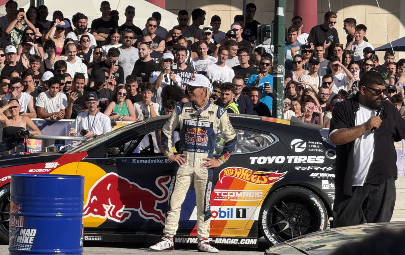 Θεσσαλονίκη: Ο Mad Mike και η Red Bull Greece «ξεσήκωσαν»... ντριφτάροντας την Πλατεία Αριστοτέλους (βίντεο)