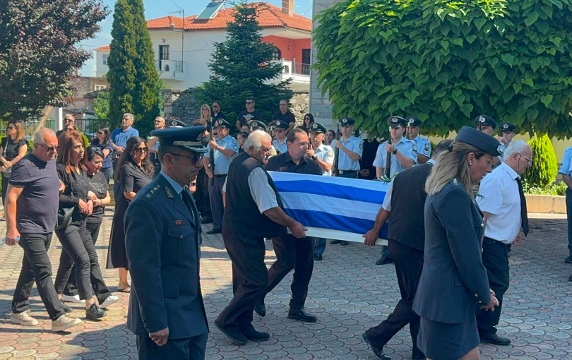 Δράμα: Σπαραγμός στην κηδεία της 45χρονης αστυνομικού - Τραγικές φιγούρες τα παιδιά της (βίντεο)