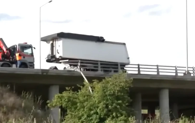 Εκτροπή νταλίκας στην Εγνατία Οδό: Κλειστό το ρεύμα προς Θεσσαλονίκη στο ύψος του Δροσοχωρίου (βίντεο)
