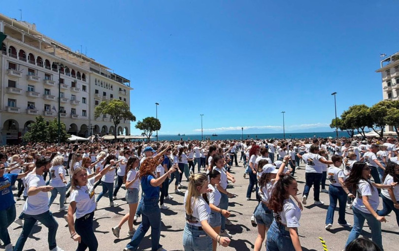 Η Θεσσαλονίκη μπήκε στο βιβλίο με τα ρεκόρ Γκίνες, χορεύοντας ζεϊμπέκικο (βίντεο)