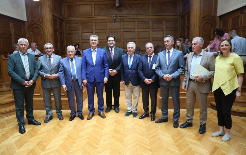 Κώδικας αυτοδιοίκησης: Έγινε νόμος και φέρνει τα πάνω-κάτω σε εκλογές, πόρους και ακίνητα