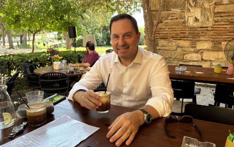 Πρωϊνός καφές με τον Στάθη Κουτσοχήνα (βίντεο)