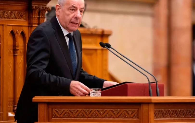 Ουγγαρία: Ο πρόεδρος Σούλιοκ υπέγραψε τη συνταγματική μεταρρύθμιση με την οποία τερματίζεται η θητεία του