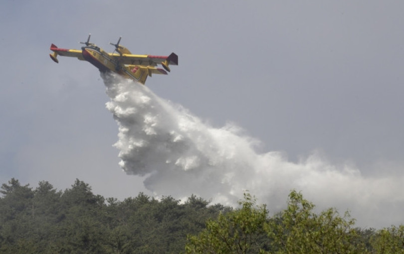 Ιταλία: Όπου φύγει - φύγει εκατοντάδες τουρίστες και λουόμενοι από χωριό της Απουλίας όπου έχει ξεσπάσει πυρκαγιά