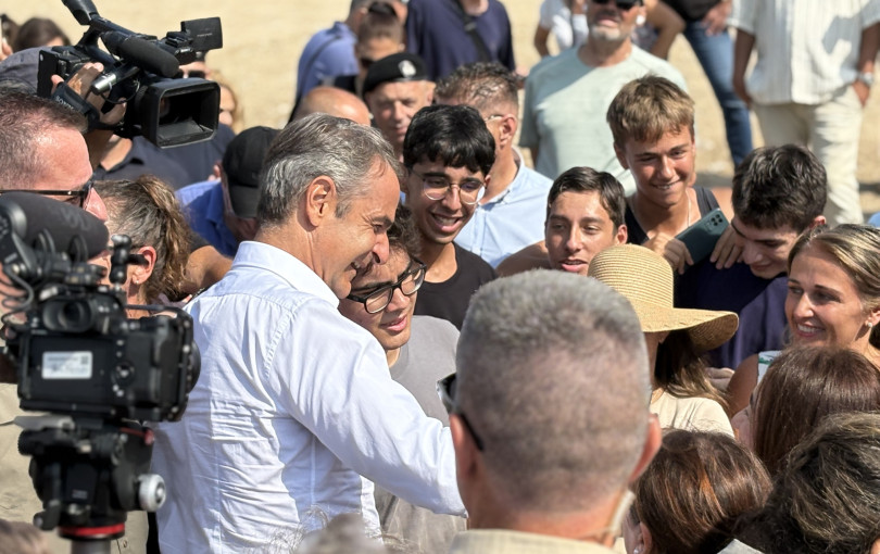 Βροχή από σέλφι με τον Μητσοτάκη (βίντεο)