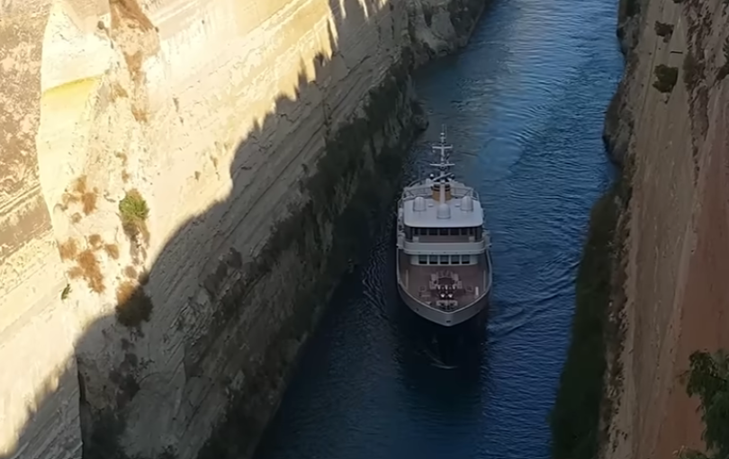 Ατύχημα στον Ισθμό της Κορίνθου: Πολυτελές superyacht 50 εκατομμυρίων δολαρίων προσέκρουσε στα τοιχώματα της διώρυγας (βίντεο)