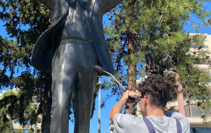 Με φίλους… και με καθαρά αγάλματα