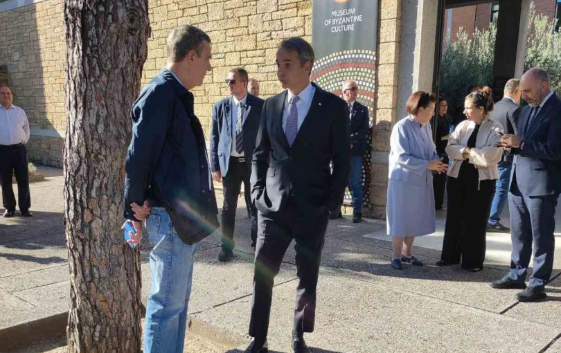 Περιμένοντας τον Ράντεφ ο Κυριάκος Μητσοτάκης συνομιλεί με τον συντάκτη μας Νίκο Οικονόμου