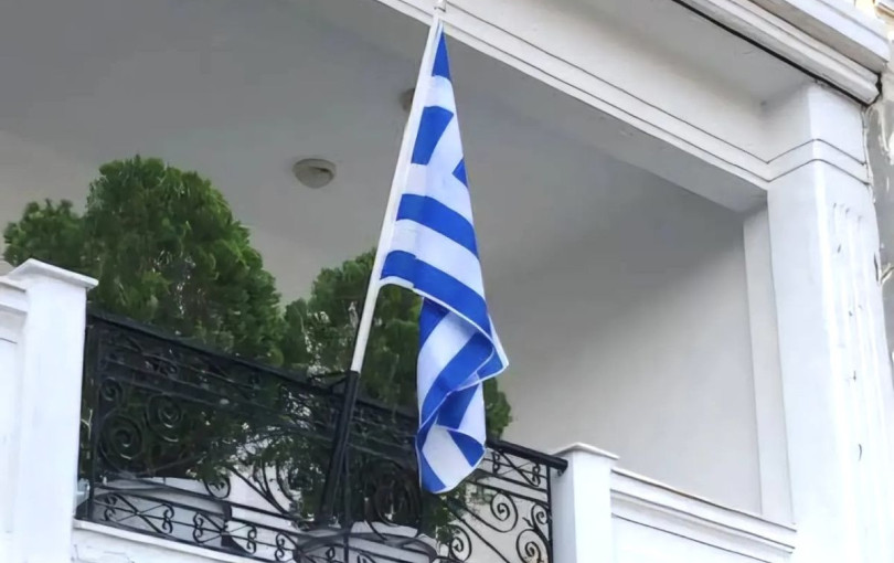 Ο δήμαρχος Πυλαίας-Χορτιάτη κρέμασε την ελληνική σημαία