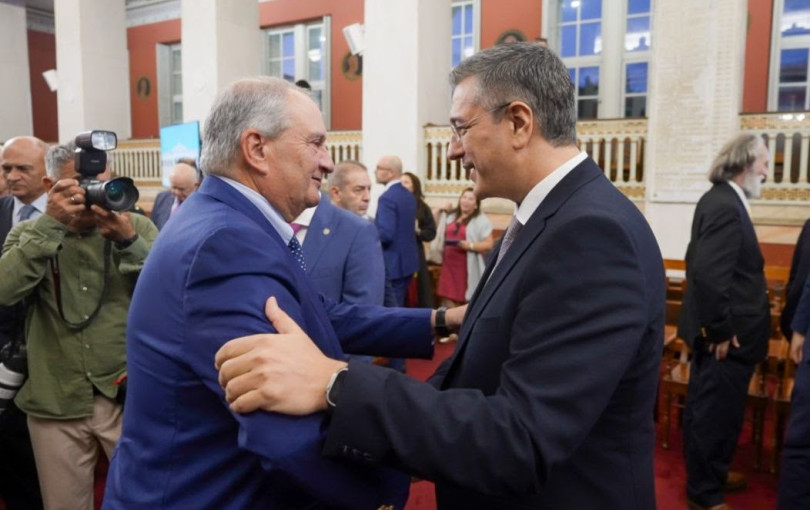 Με όλους
