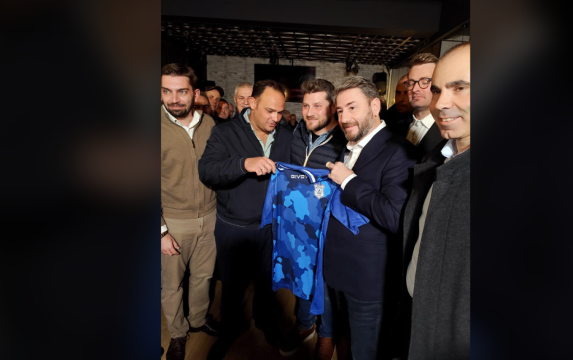 Η φανέλα που δώρισαν στον Ανδρουλάκη στο Δρυμό (βίντεο)
