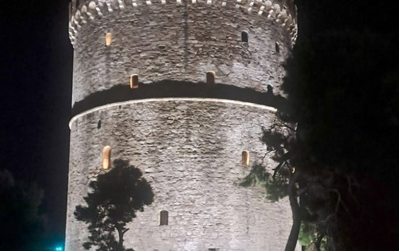 Ο Λευκός Πύργος αλλάζει όψη: Η Θεσσαλονίκη βλέπει το εμβληματικό της τοπόσημο υπό νέο φως - Παρουσία Τασούλα και Μητσοτάκη η τελετή