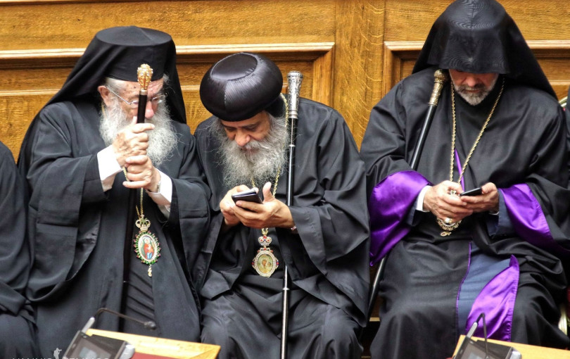 Από τα έξυπνα στα... ιερά τηλέφωνα