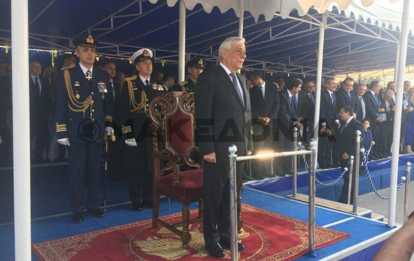 Γέμισε η εξέδρα επισήμων στην στρατιωτική παρέλαση 