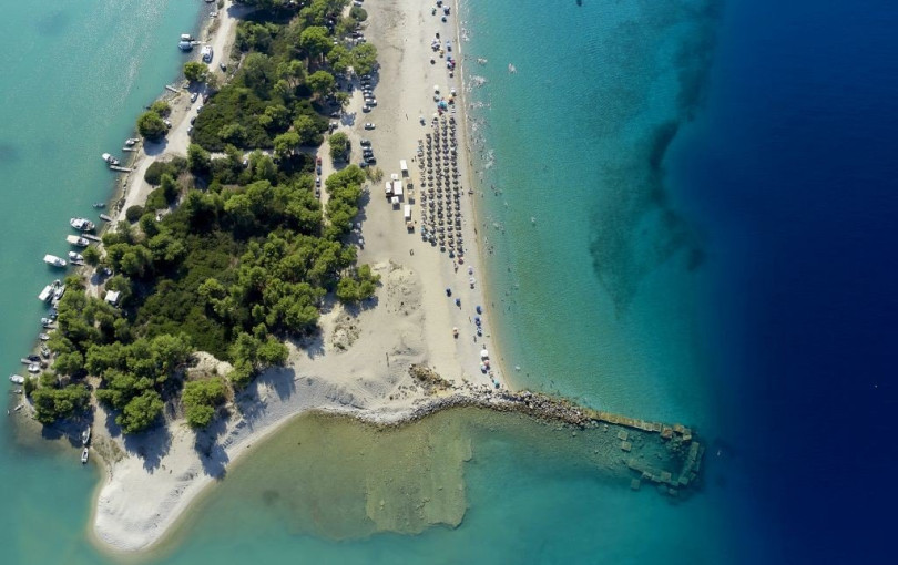 Γλαρόκαβος: Η «Γαλάζια Λίμνη» της Χαλκιδικής που μοιάζει βγαλμένη από άλλο κόσμο
