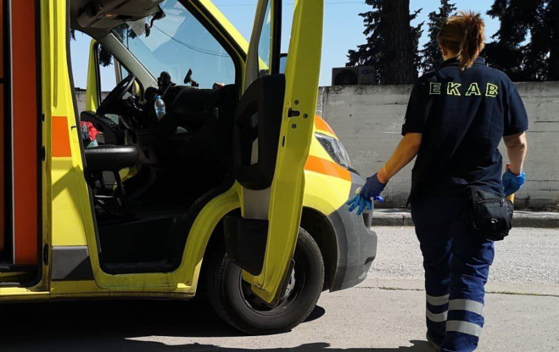 Με πληρώματα νοσοκομείων ασθενοφόρα του ΕΚΑΒ