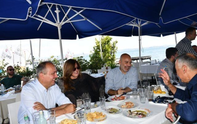 «Όπου λαλούν πολλά κοκόρια…»