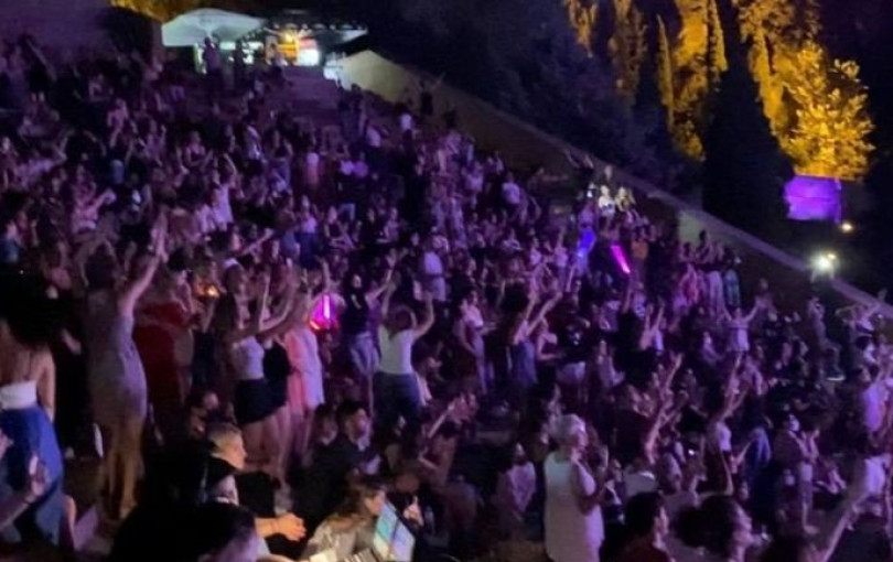 Οι Μουσικές Πέμπτες συνεχίζονται στην Πλαζ Αρετσούς με ένα αφιέρωμα στο Ελληνικό Ροκ