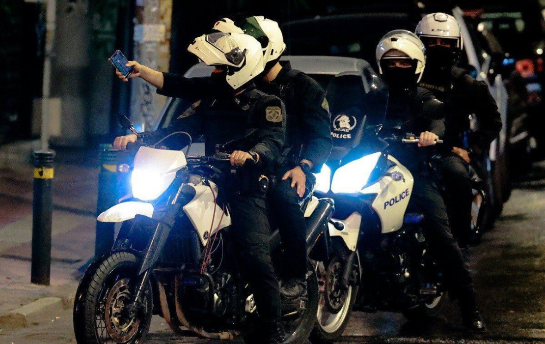 Θεσσαλονίκη: Πάνοπλοι αστυνομικοί εισέβαλαν σε ξενοδοχείο - Προσήγαγαν τέσσερις Σέρβους