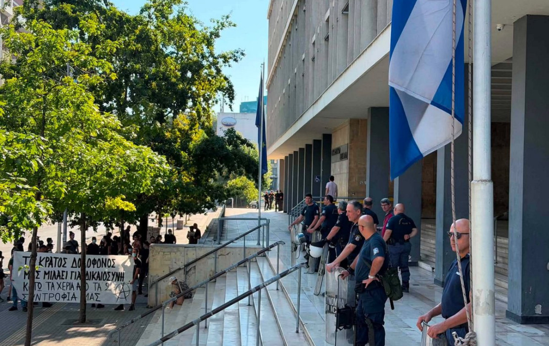 Θεσσαλονίκη: Συγκέντρωση αλληλέγγυων έξω από τα δικαστήρια για τους τρεις συλληφθέντες των εμπρηστικών επιθέσεων