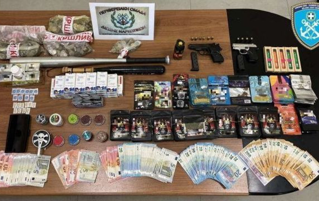 Θεσσαλονίκη: Ναρκωτικά, όπλα και χάπια σε ψιλικατζίδικο - Δύο συλλήψεις από το Λιμενικό