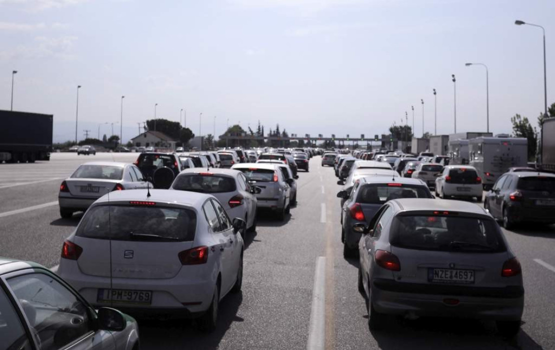 Στο αποκορύφωμά της η έξοδος των αδειούχων του Αυγούστου: Γέμισαν δρόμοι, ΚΤΕΛ και αεροδρόμια - Καθυστερήσεις στα Μάλγαρα
