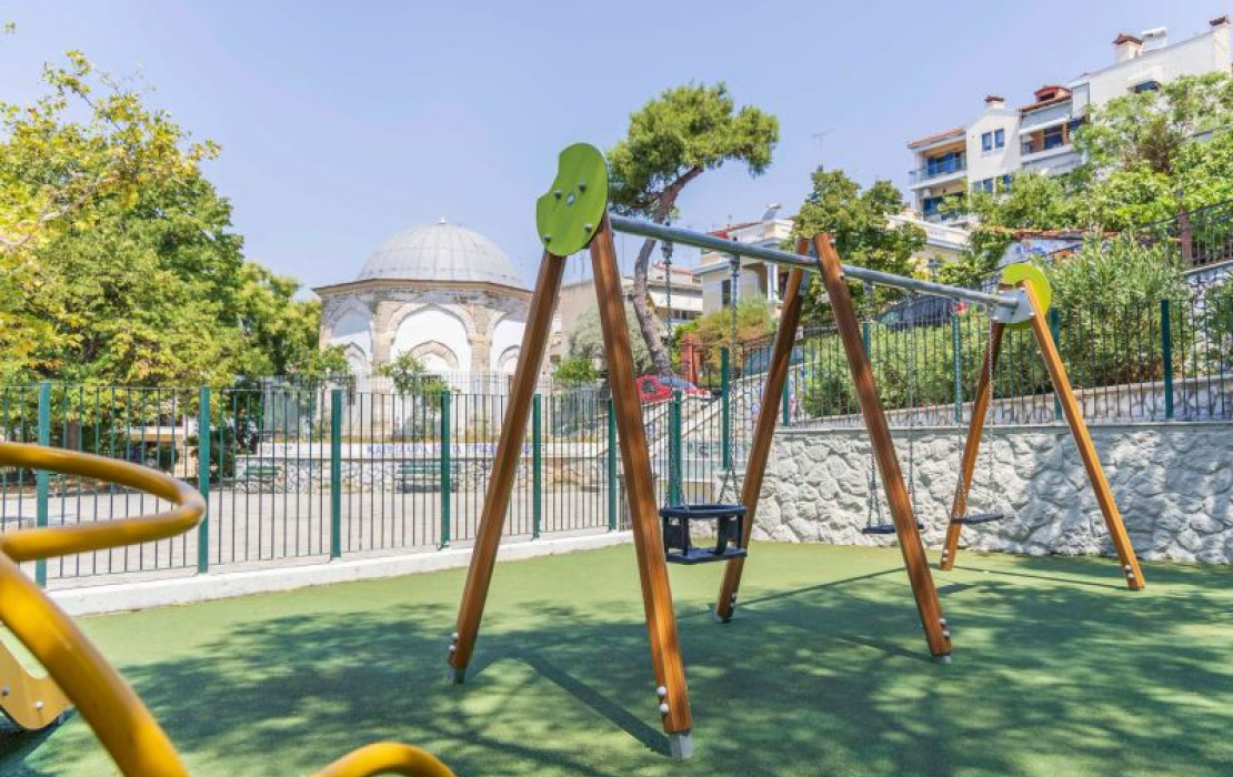 Θεσσαλονίκη: Δύο νέες, σύγχρονες παιδικές χαρές παραδόθηκαν στην Άνω Πόλη