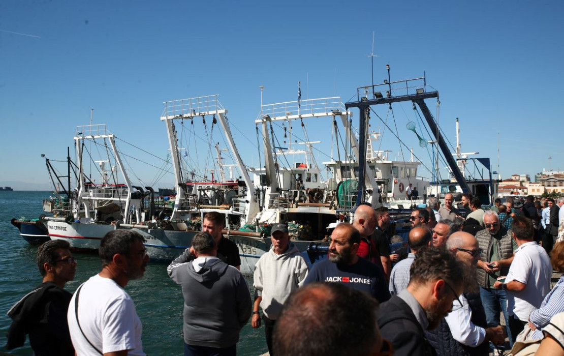 Θεσσαλονίκη: Συμβολικός αποκλεισμός της Λεωφόρου Νίκης από τους αλιείς