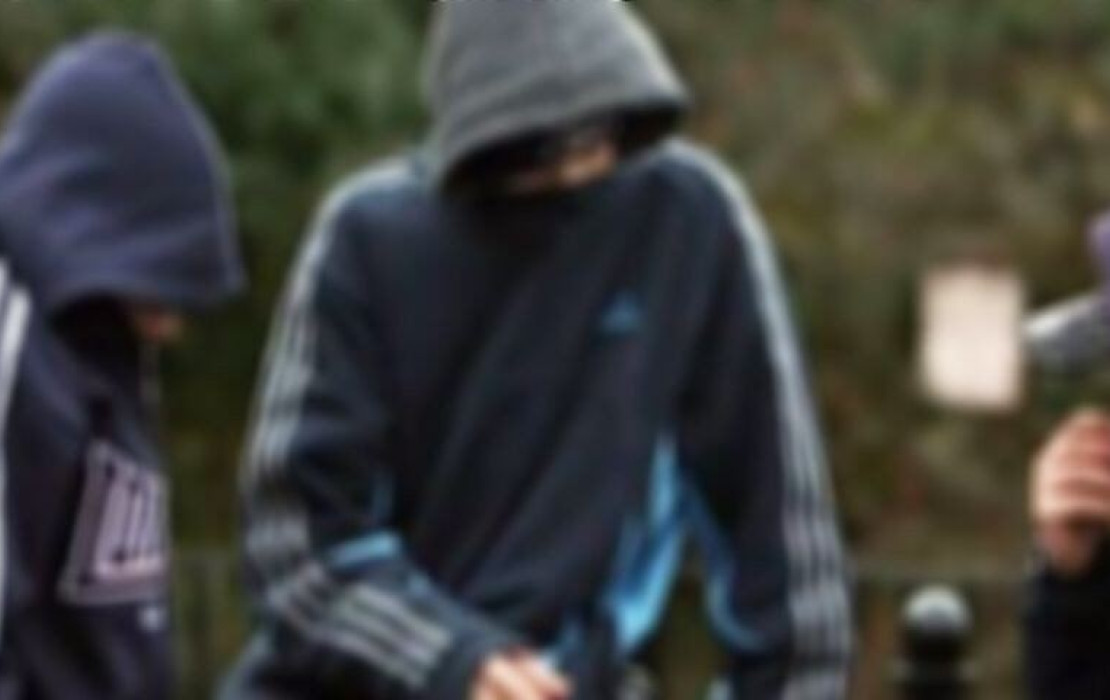 Αιγάλεω: 40 άτομα επιτέθηκαν σε 4 νεαρούς με ρόπαλα, λοστούς και μαχαίρια