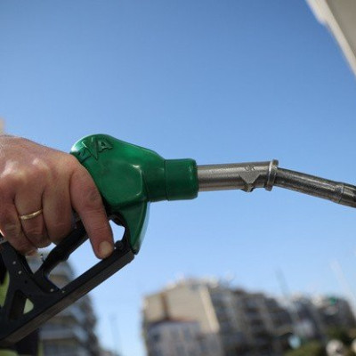 Νέα αύξηση σημειώνουν οι τιμές της βενζίνης λόγω μεσανατολικού - Πόσο πάει το αμερικανικό βαρέλι