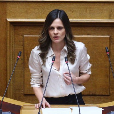 Η Έφη Αχτσιόγλου έγινε μέλος της ΕΛΑΣ... on air (Βίντεο)