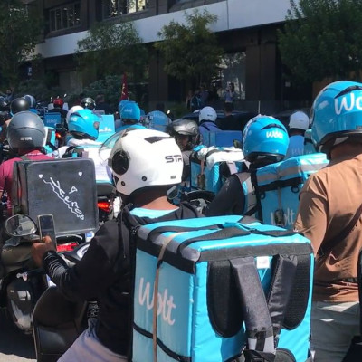 Σε στάση εργασίας από το απόγευμα οι εργαζόμενοι διανομείς φαγητού - Διεκδικούν ασφάλεια και καλύτερες αποδοχές