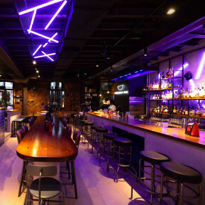 Blue Cup: Από τον καφέ του τρίτου κύματος…στο πρώτο speakeasy bar της Θεσσαλονίκης