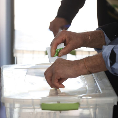 Δημοσκόπηση OpinionPoll: Πρώτη η Νέα Δημοκρατία στην πρόθεση ψήφου - Α. Τσίπρας και Μ. Καρυστιανού συμπληρώνουν την τριάδα