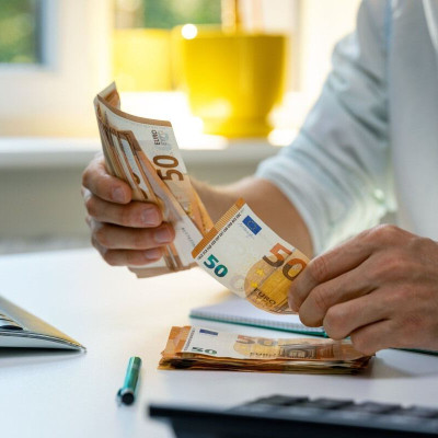 Αρχή για το βρώμικο χρήμα: Δεσμεύει περιουσιακά στοιχεία, λογαριασμού και θυρίδες για τις δύο υποθέσεις φοροδιαφυγής